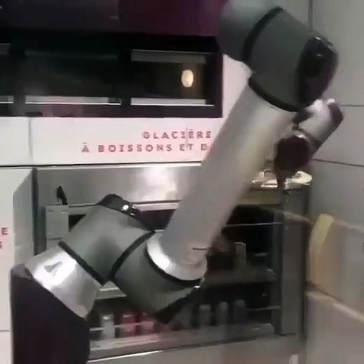 Les robots s'occupent à préparer les pizzas  .. Incroyable technologie