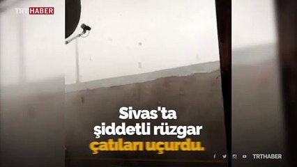 Sivas'ta şiddetli rüzgar nedeniyle evlerin çatıları uçtu