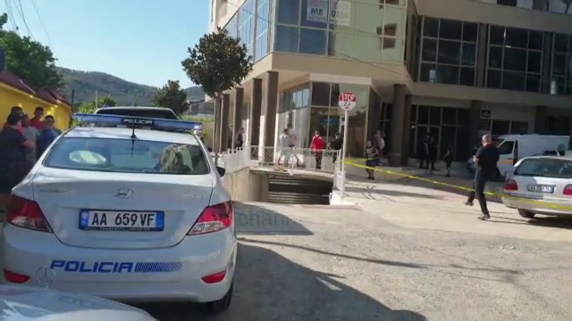 Vritet me breshëri arme një person në Elbasan! Një makinë gjendet duke u djegur…