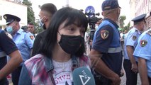ARTISTET NE PROTESTE, KENGETARE E PUNONJES TE KLUBEVE PERPLASEN ME POLICINE - News, Lajme - Kanali 7