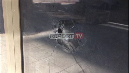 Gjak, gëzhoja dhe xhamat e thyer! Report Tv në vendin që u vra 'Rramani' i Elbasanit