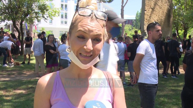 Protestë kundër mbylljes në Tiranë/ Policia nis shoqërimet - Vizion Plus