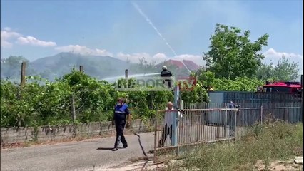 Zjarr në oborrin e banesës në Fushë Krujë, rrezikohen shtëpitë ngjitur! Zjarrfikësit hipin mbi avlli