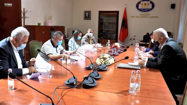 Report TV -Nis takimi mes Ramës dhe 3 kryetarëve të grupeve parlamentare të opozitës!