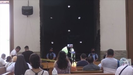 Fieles nicaragüenses rompen cuarentena voluntaria para rezar en templo quemado