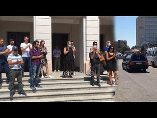 Ora News- Lamtumirë Anton Krosaj: Aktori i humorit përcillet me duartrokitje nga oborri i ”Migjenit”