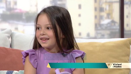 Vizioni i pasdites - Amelia vajza 5 vjec qe imiton vipat ne Instagram - Vizion Plus