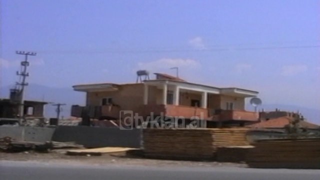 Kombinati rrezikon te mbetet pa uje. Shkak, ndertimet mbi tubacione (13 Gusht 2000)