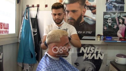 Berberi i VIP-ave në Dhërmi që qethi dhe Ramën | Ora Verore