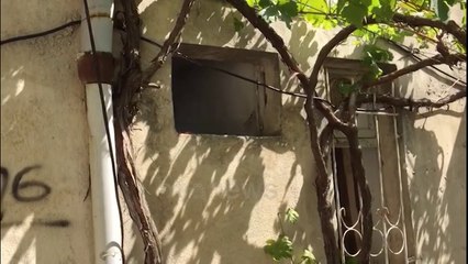 Ora News - Gjirokastër, hajduti hyn nga dritarja e banjos, u grabit të moshuarve qiranë e shtëpisë
