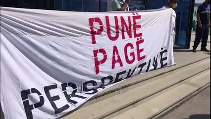 Ora News - Naftëtarët e Ballshit në protestë para bashkisë Mallakastër: Balluku të ikë nga puna