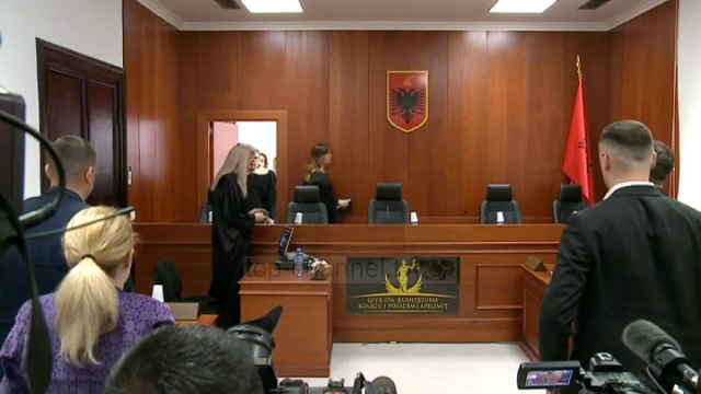 Top News - I pandehur për falsifikim/ Pezullohet nga detyra Luan Daçi