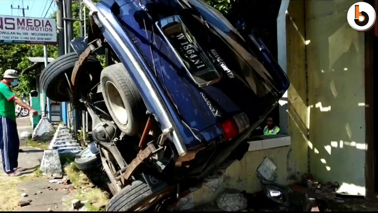 MINIBUS SASAK PENGENDARA MOTOR DAN MOBIL