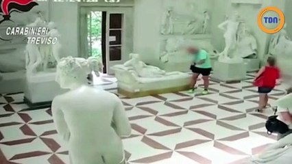 Un touriste casse les orteils d'une statue en se prenant en photo