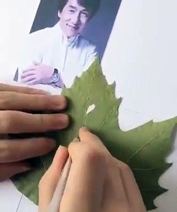 Un portrait de Jackie Chan  réalisé avec une feuille d’érable