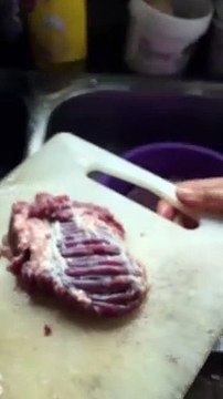 قطعة لحم تتحرك وحدها على لوح التقطيع: فهل هناك تفسير منطقي؟