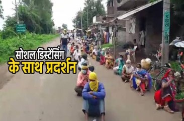 पुलिस ने रोका तो सड़क पर बैठ गए प्रदर्शनकारी