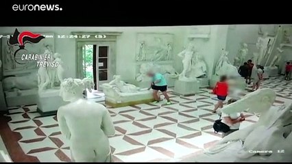 Italie : un touriste indélicat endommage une statue, la vidéosurveillance le piège