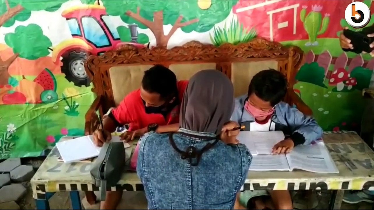 PELAJAR SMK DI MOJOKERTI SEKOLAH DARING SAMBIL JUALAN ES DEGAN