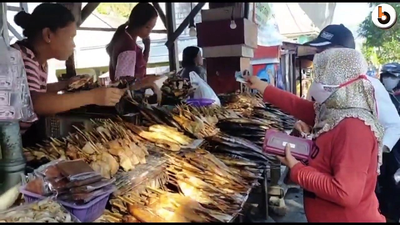 PEDAGANG IKAN ASAP MENJERIT KARENA SEPI BERJUALAN DI TENGAH WABAH