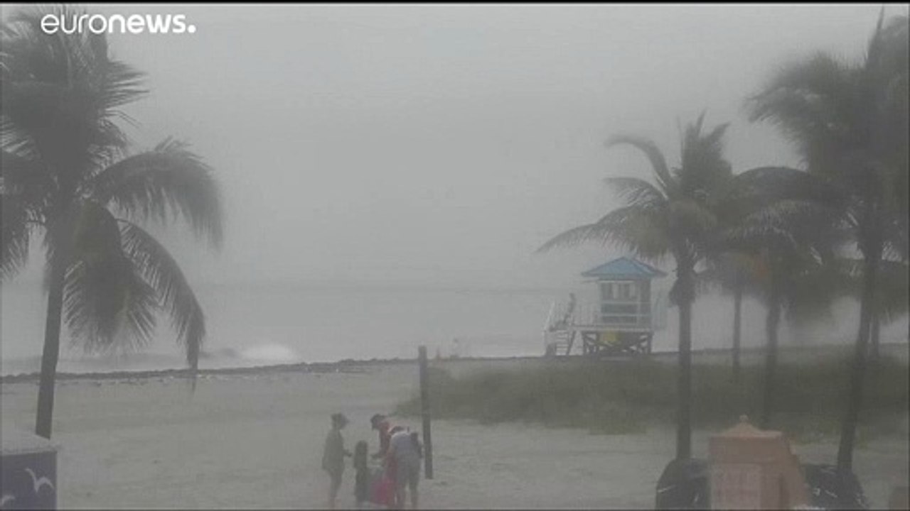 Trotz Warnung an den Strand - Tropensturm Isaias wütet in Florida