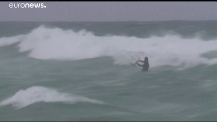Tempestade Isaias fustiga costa oriental da Flórida