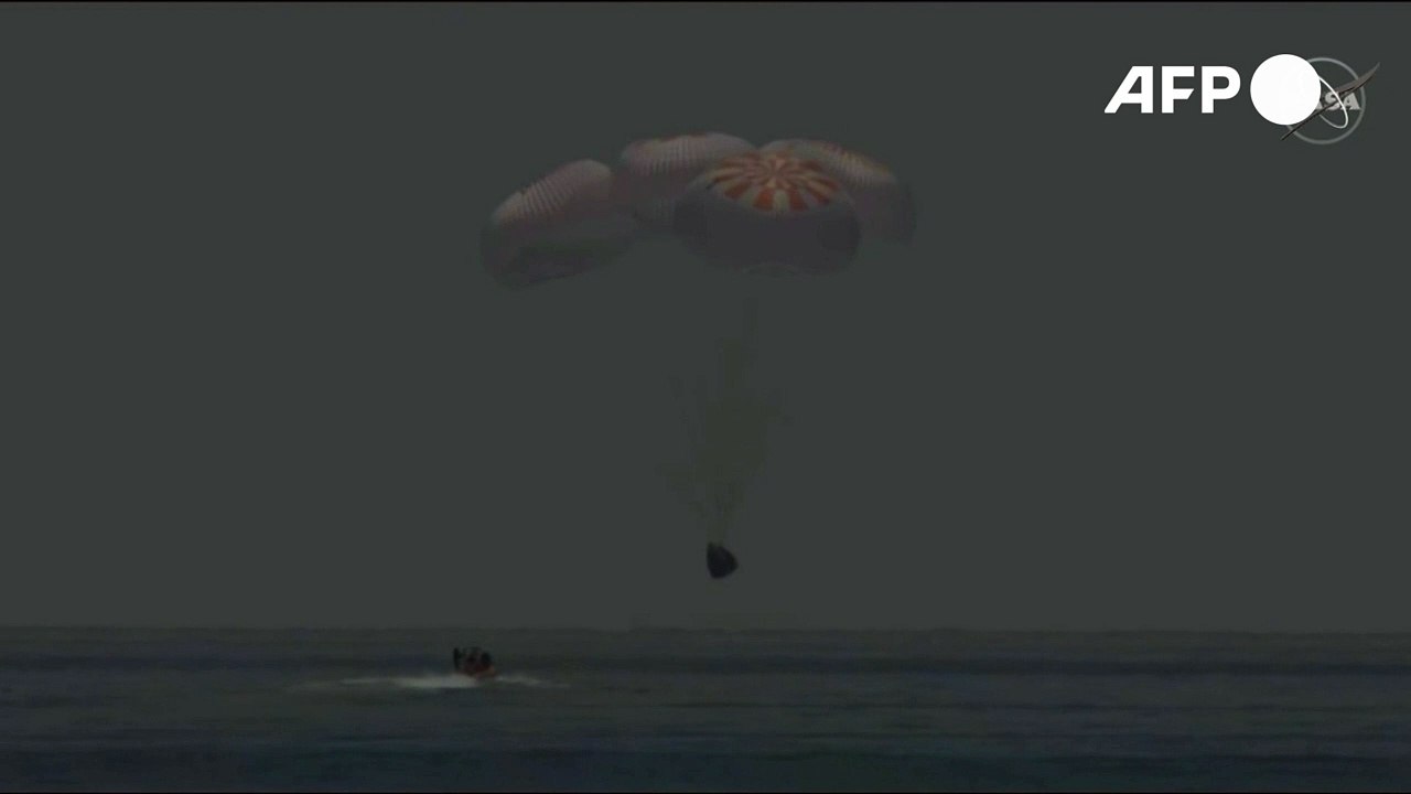 SpaceX-Kapsel mit zwei Astronauten landet sicher im Meer