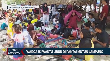 Warga Isi Waktu Libur di Pantai Mutun Lampung