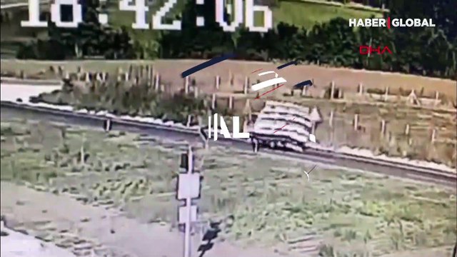 Lastiği patlayan kamyonet anbean böyle devrildi