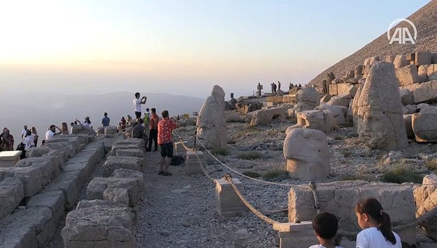 Nemrut, eşsiz manzarasıyla ziyaretçilerini büyülüyor