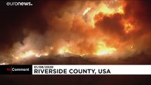 شاهد: عناصر الإطفاء يكافحون لاحتواء حريق هائل في جنوب كاليفورنيا