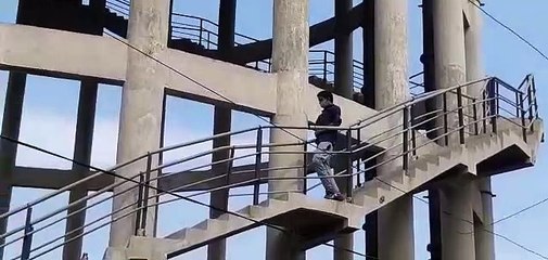 युवक ने टंकी पर चढ़ कर जमकर किया हंगामा