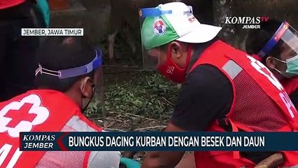Bungkus Daging Kurban Dengan Besek Dan Daun