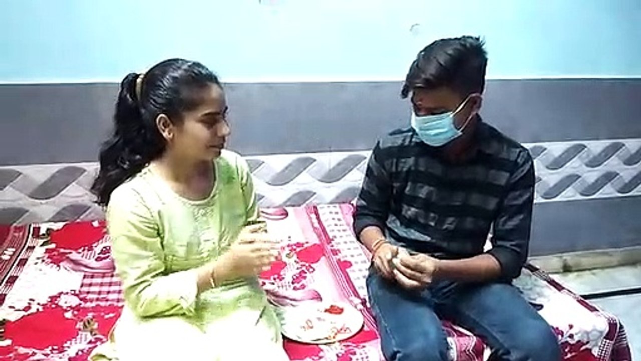 ये है कोरोना काल में रक्षाबंधन सेलिब्रेशन, बहन ने भाई को बांधा मास्क, तोहफे में मिला सैनिटाइजर