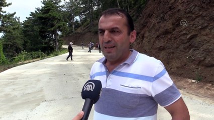 Yeni yapılan köy yolunu zarar görmesin diye kürek ve süpürgeyle temizliyorlar - KASTAMONU