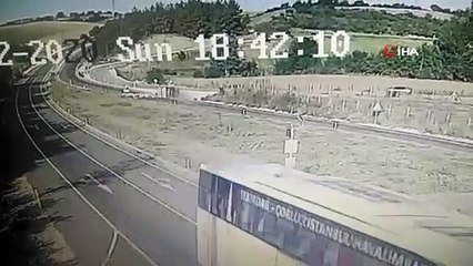 Domates yüklü kamyonetin devrilme anı kamerada