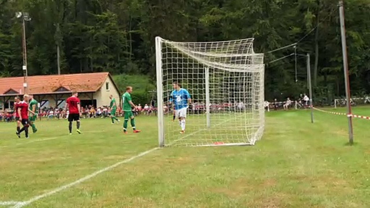 Gute Parade von Dennis Klinge (Dramfeld) gegen Niedernjesa