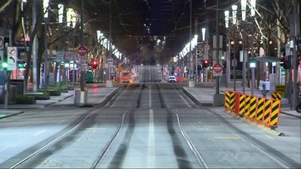 Download Video: Covid-19: les rues se vident à Melbourne après la mise en place d'un couvre-feu