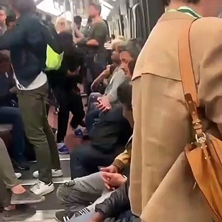 Une méthode efficace pour maintenir la distanciation sociale dans le métro parisien ?