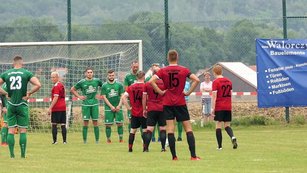 Lattenfreistoß von Johannes Raub (Dramfeld) im Spiel gegen Niedernjesa