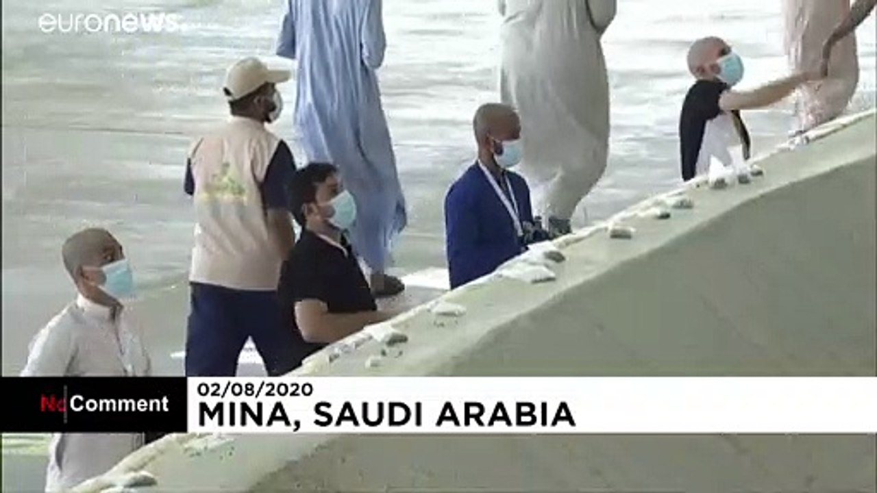 حجاج پرتاب سنگ به نماد شیطان را به سبک کرونا برگزار کردند