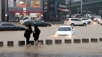 [뉴있저] 물폭탄 맞은 천안 "곳곳 물바다...4차선 도로 차량 잠겨" / YTN