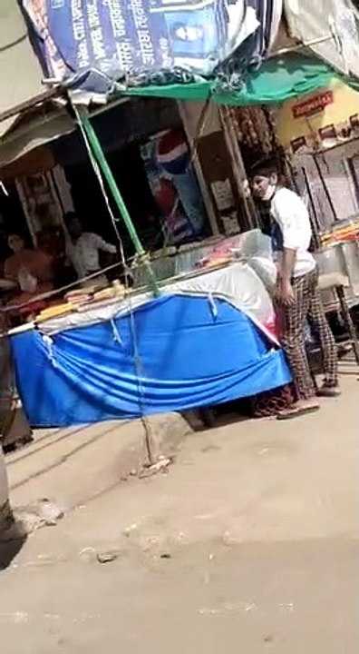 झांसी: कंटेन्मेंट एरिया में खुली है दुकानें, नियमों की उड़ रही धज्जियां