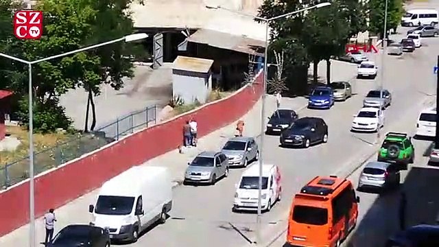 Cadde ortasında annesini döven gence dayak attılar