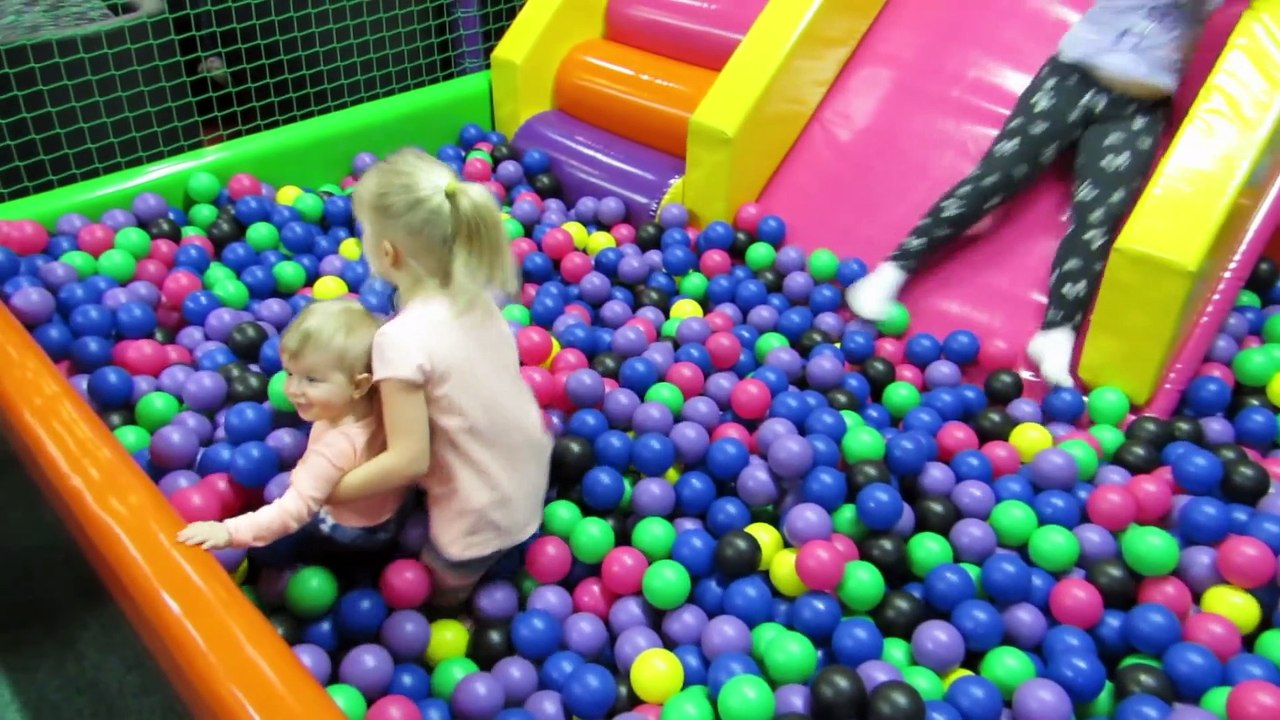 Sophia Isabella Brincando na Piscina  de Bolinhas