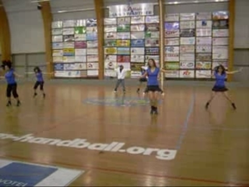 Diamon's dancing on Kate Deluna-Whine up