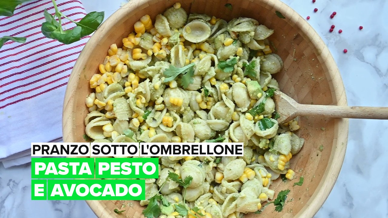 Pranzo sotto l'ombrellone: Pasta con pesto e avocado