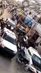 Ciudadanos se enfrentan a policías por violar toque de queda