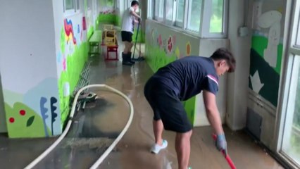 학교는 진흙 범벅...주택 마당엔 흙탕물 폭포까지 / YTN