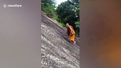 Buddhist monk walks up mountain without ropes